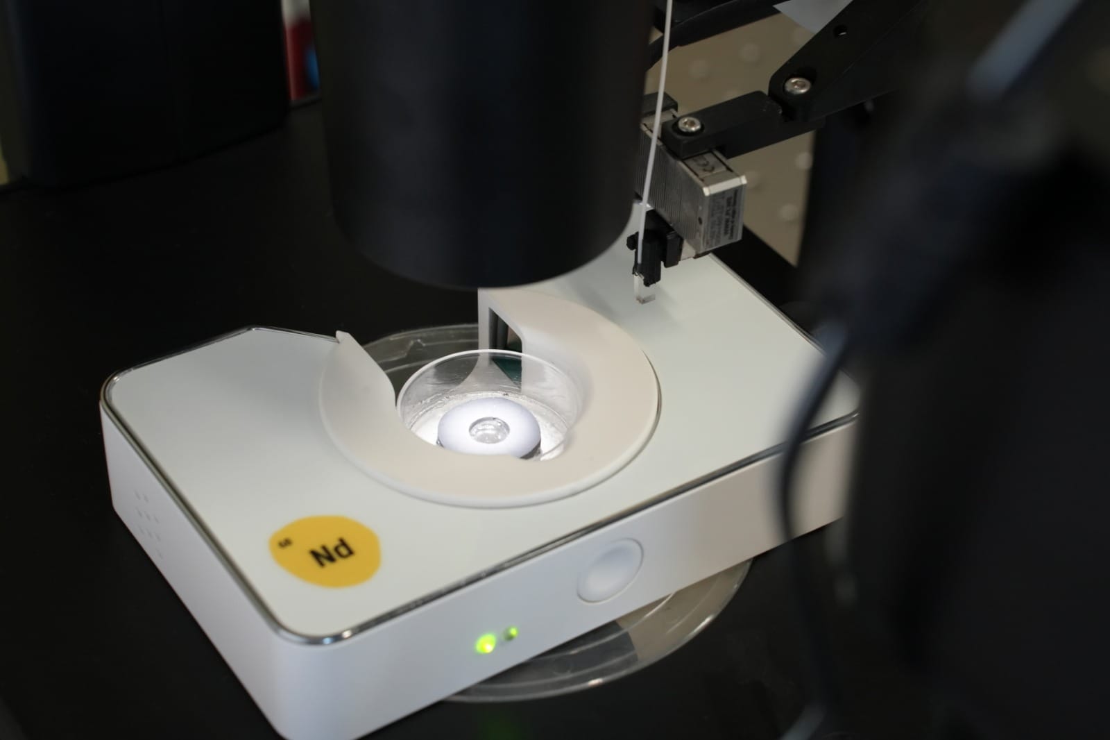 60Nd NeoMag® device mounted under a microscope